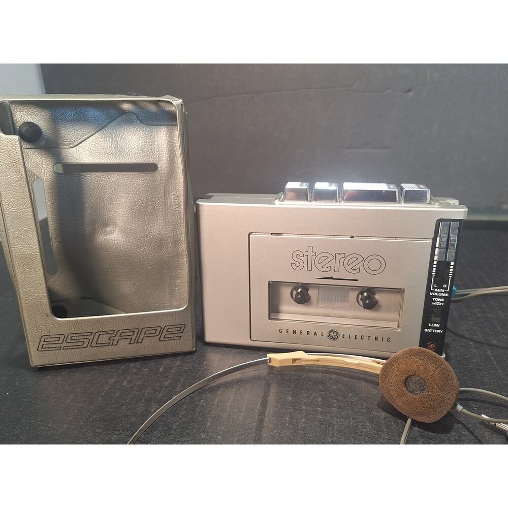 Vintage 1981 GE Escape Stereo Portable Cassette Player 3-5270B w/ Case Excellent